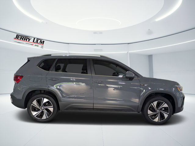 Used 2024 Volkswagen Taos SE AWD/4WD image 2