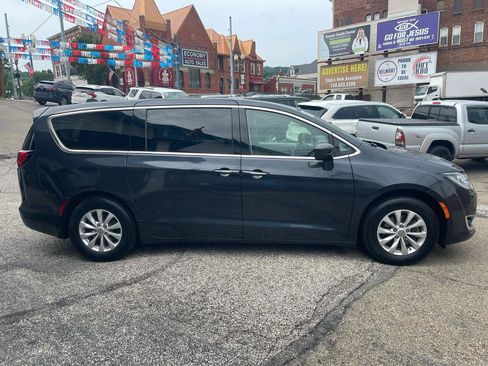 Used 2019 Chrysler Pacifica Touring Plus w/ Cold Weather Group FWD image 4