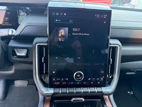 Used 2025 GMC Yukon Denali AWD/4WD image 23
