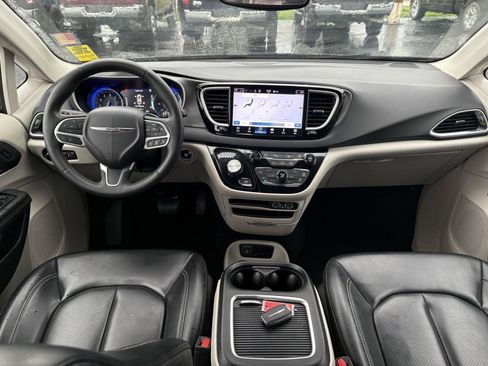 Used 2023 Chrysler Pacifica Touring-L FWD image 13