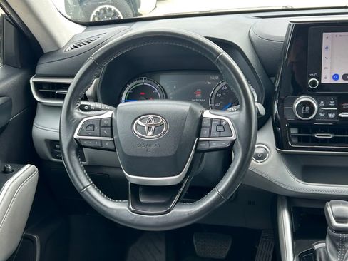 Used 2023 Toyota Highlander LE FWD image 40