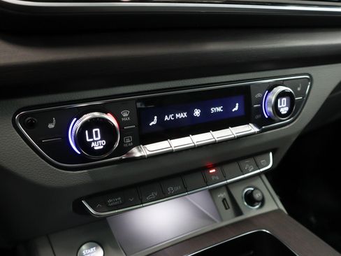 Used 2024 Audi Q5 e Premium w/ Convenience Package image 23