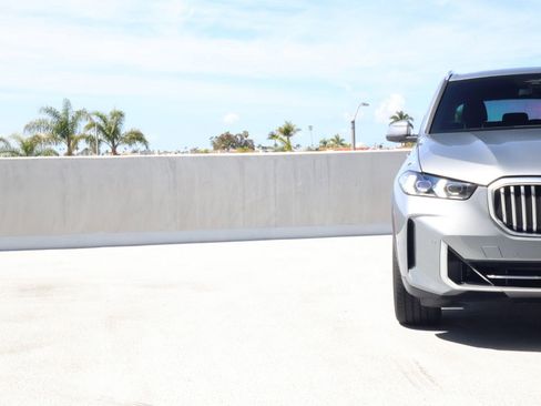 Used 2024 BMW X5 sDrive40i w/ Premium Package image 12