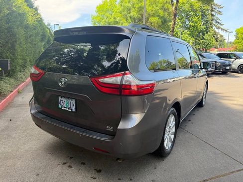 Used 2016 Toyota Sienna XLE w/ XLE Navigation Package AWD/4WD image 4