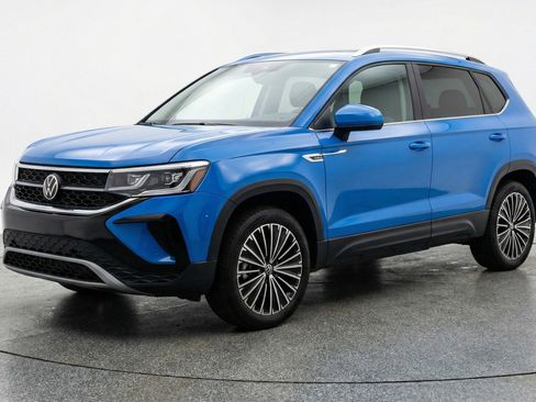 Used 2025 Volkswagen Taos SE image 3