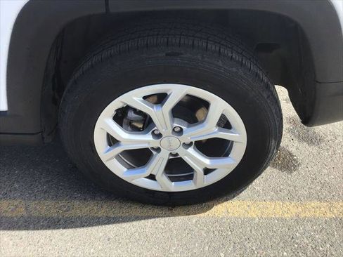 Certified 2024 Jeep Compass Latitude image 10