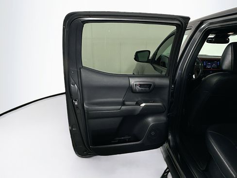 Used 2019 Toyota Tacoma TRD Sport AWD/4WD image 25