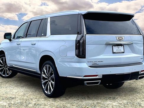 Used 2026 Cadillac Escalade ESV Luxury w/ Touring Package AWD/4WD image 4