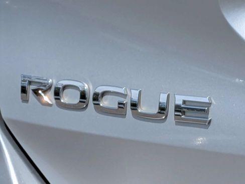 Used 2018 Nissan Rogue SV FWD image 11