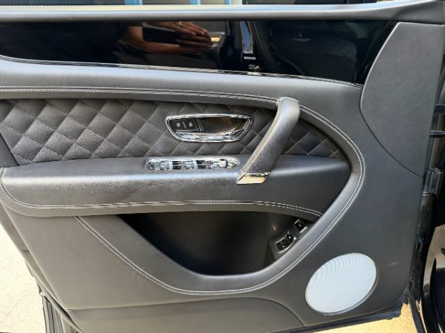 Used 2017 Bentley Bentayga AWD/4WD image 31
