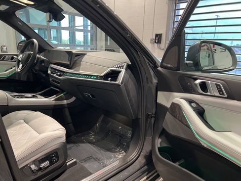 Used 2023 BMW X7 xDrive40i w/ Premium Package image 54