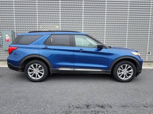 Used 2021 Ford Explorer XLT w/ Equipment Group 202A AWD/4WD image 6
