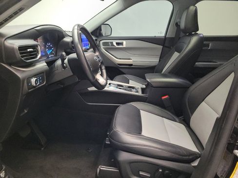 Used 2022 Ford Explorer XLT w/ Equipment Group 202A AWD/4WD image 17