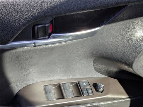 Used 2021 Toyota Camry SE image 10