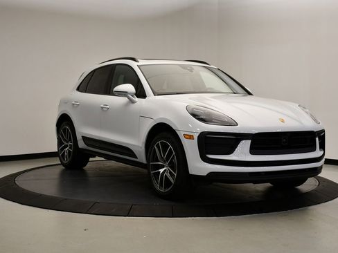 Certified 2025 Porsche Macan image 9