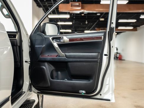 Used 2017 Lexus GX 460 Premium w/ Premium Package image 54