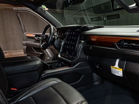 Used 2025 GMC Yukon XL Denali w/ Denali Reserve Package image 18