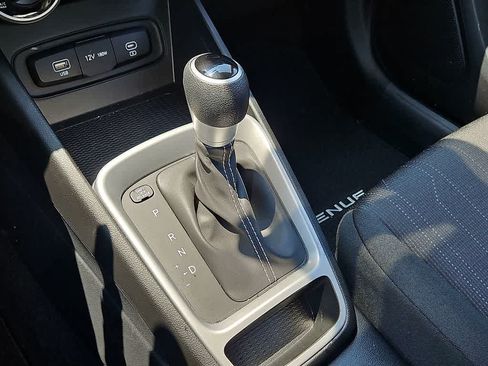 Used 2025 Hyundai Venue SE FWD image 14