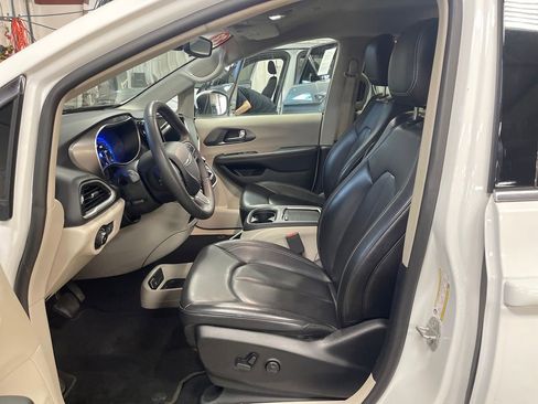 Used 2023 Chrysler Pacifica Touring-L FWD image 14