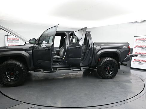 Used 2025 Toyota Tacoma TRD Off-Road image 40