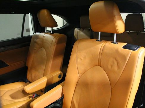 Used 2025 Toyota Highlander Platinum image 29