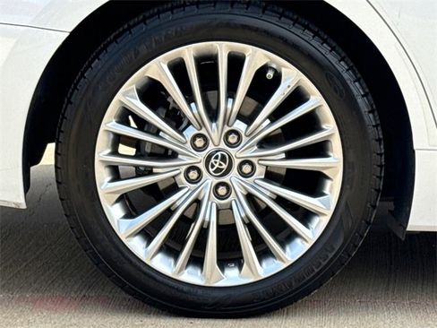 Used 2019 Toyota Avalon Limited image 9