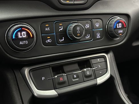 Used 2023 GMC Terrain SLE w/ Driver Convenience Package image 12