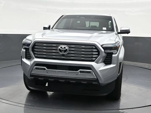 Used 2025 Toyota Tacoma Limited AWD/4WD image 9