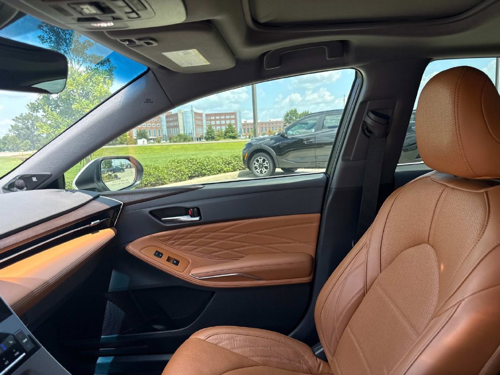 Used 2019 Toyota Avalon Limited FWD image 18
