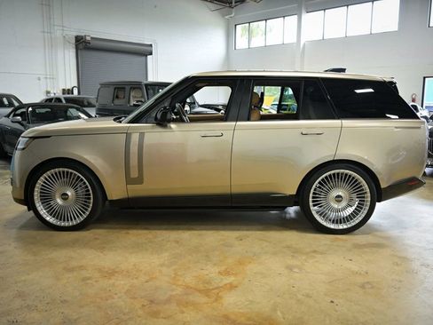 Used 2025 Land Rover Range Rover SE AWD/4WD image 4