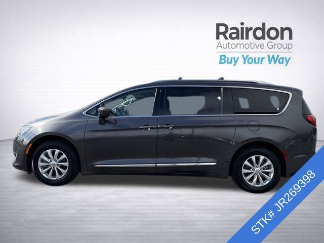 Used 2018 Chrysler Pacifica Touring-L FWD image 4