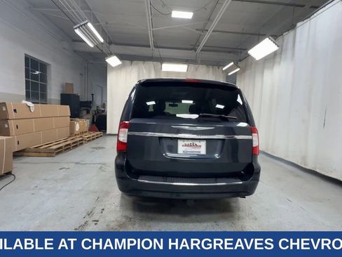 Used 2014 Chrysler Town & Country Touring-L w/ Driver Convenience Group image 10