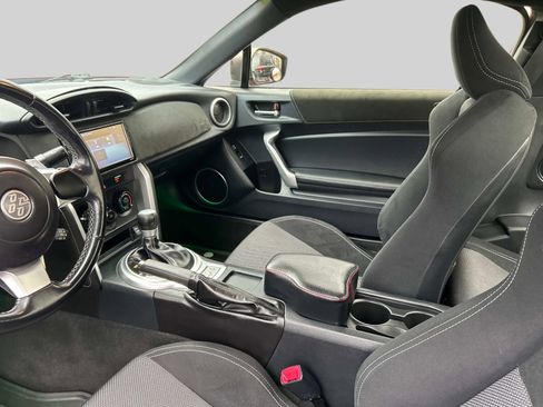 Used 2017 Toyota 86 Auto (Natl) RWD image 19