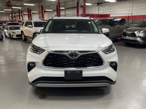 Used 2025 Toyota Highlander Platinum image 3