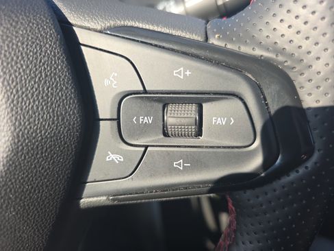 Used 2024 Chevrolet Trax RS w/ Sunroof Package image 36