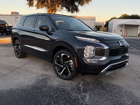 New 2025 Mitsubishi Outlander SE image 10