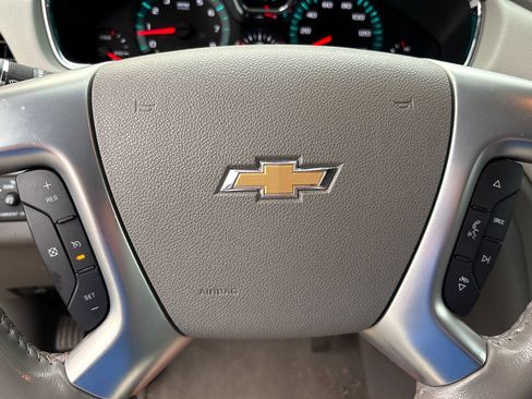 Used 2017 Chevrolet Traverse LT w/ Style and Technology Package FWD image 4