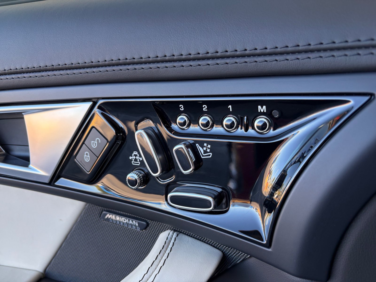 Used 2016 Jaguar F-TYPE Coupe RWD image 13