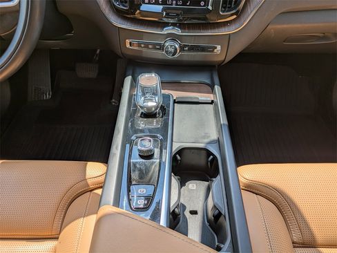 Certified 2022 Volvo XC60 B6 Inscription w/ Advanced Package image 19