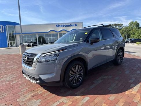 Used 2023 Nissan Pathfinder SL w/ SL Premium Package FWD image 4