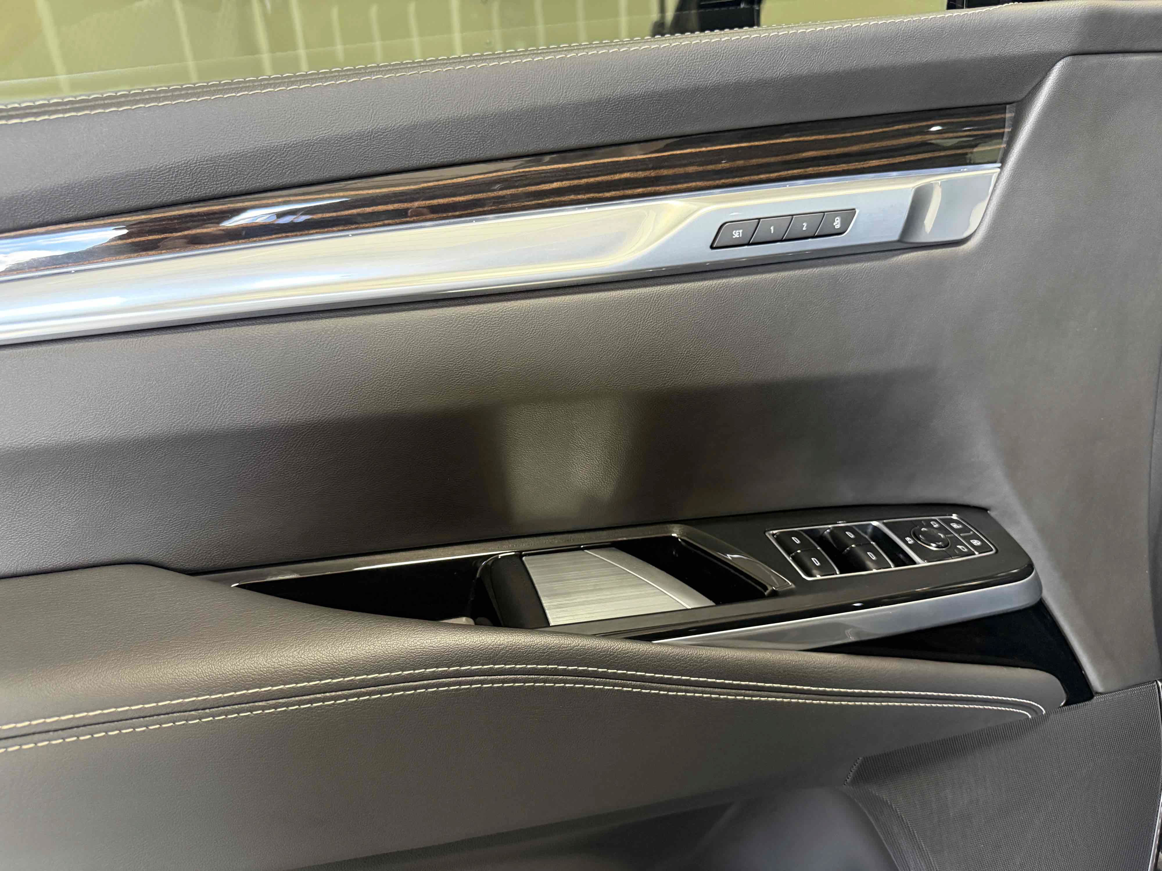 Used 2025 Cadillac Escalade Premium Luxury AWD/4WD image 41