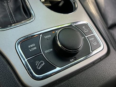 Used 2019 Jeep Grand Cherokee Overland AWD/4WD image 29