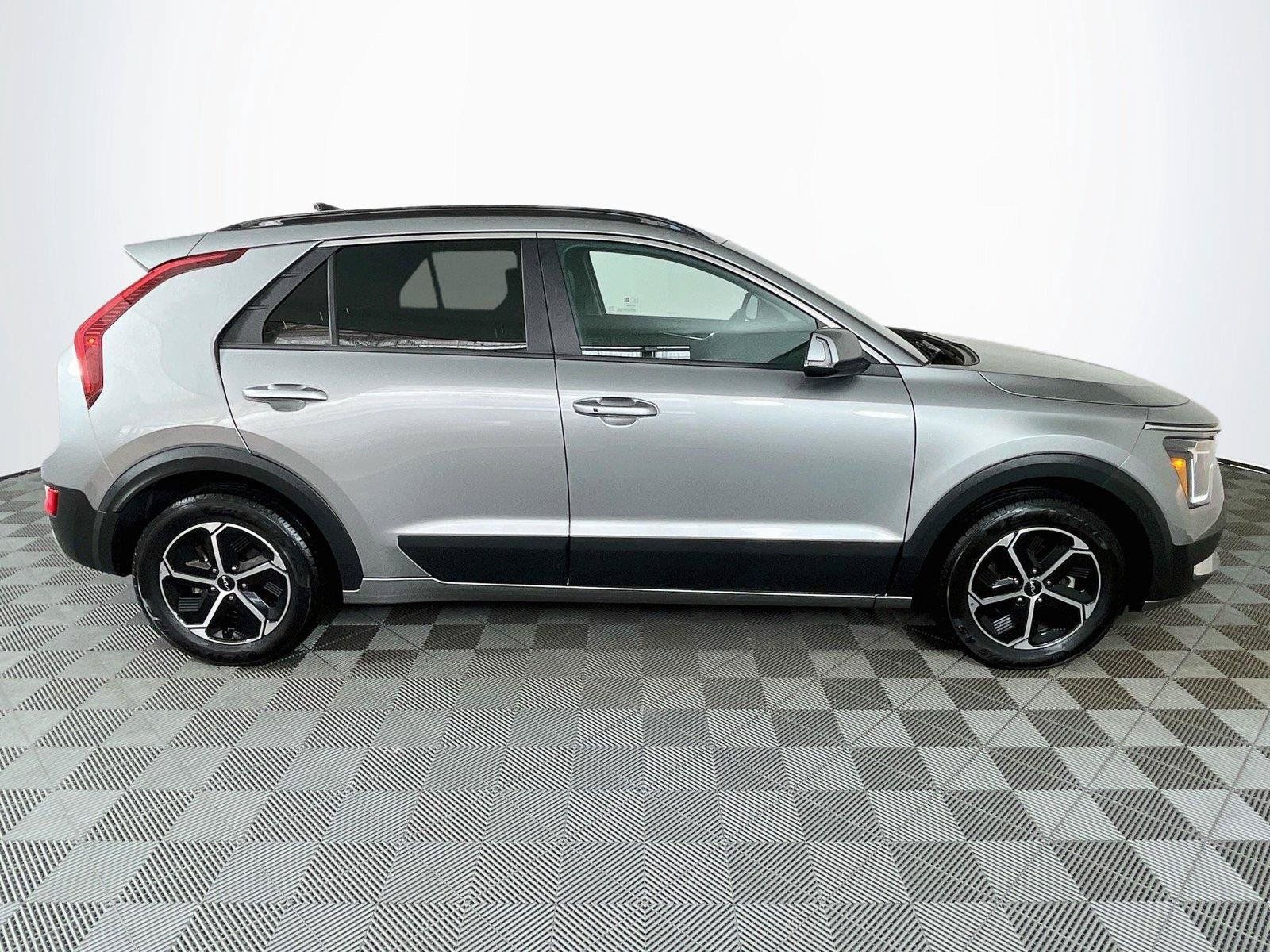 Used 2024 Kia Niro EX FWD image 11