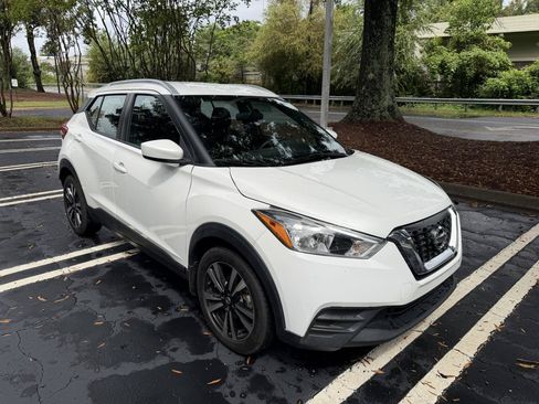 Used 2019 Nissan Kicks SV FWD image 3