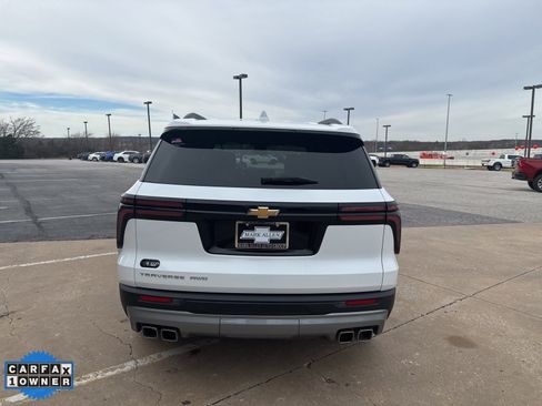 Used 2025 Chevrolet Traverse LT image 4