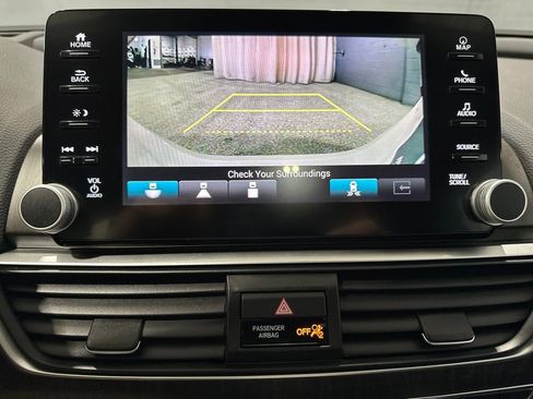 Used 2018 Honda Accord Touring image 11