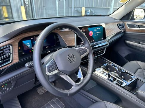 Used 2025 Volkswagen Atlas SE AWD/4WD image 34