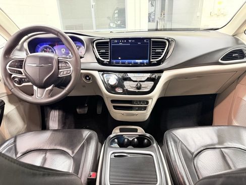 Used 2022 Chrysler Pacifica Touring-L image 18