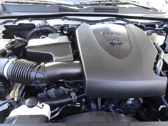 Used 2018 Toyota Tacoma SR5 AWD/4WD image 27