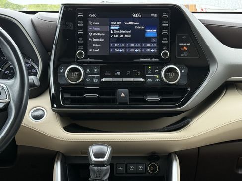 Used 2021 Toyota Highlander XLE FWD image 43